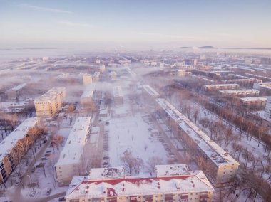 Sterlitamak. Kışın endüstriyel bir şehir. Şehrin üzerinde sis var..