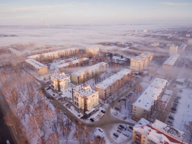 Sterlitamak. Kışın endüstriyel bir şehir. Şehrin üzerinde sis var..
