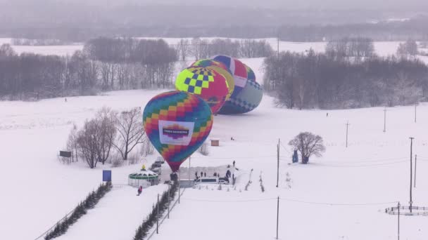 地面から気球を降ろせ — ストック動画