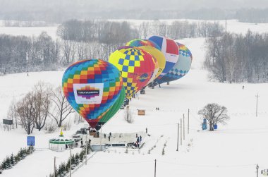 Balonları kalkış için hazırlıyorum. Vi Uluslararası Folklor Festivali 'nin bir parçası olarak balon uçuşu.