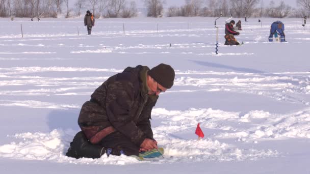 Pêcheur Sur Glace Compétitions Dans Pêche Avec Gabarit Glace — Video