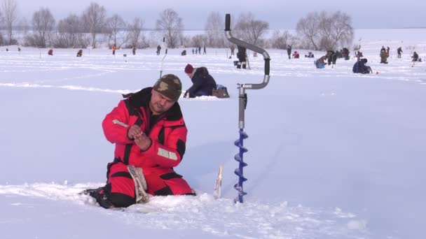 Fischer Auf Dem Eis Wettbewerbe Angeln Mit Vorrichtung Aus Eis — Stockvideo
