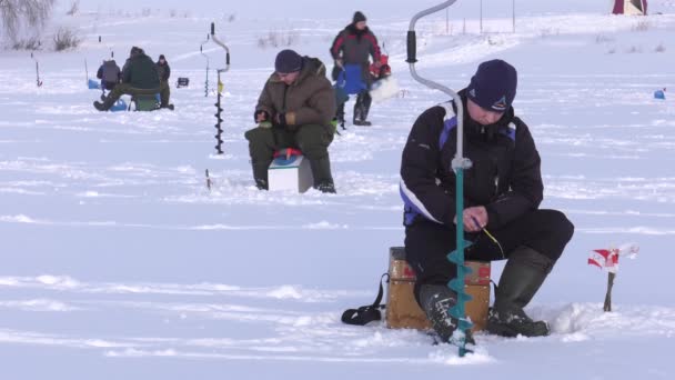 Fischer Auf Dem Eis Wettbewerbe Angeln Mit Vorrichtung Aus Eis — Stockvideo