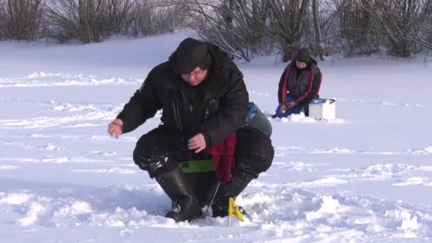 Ψαράς Στον Πάγο Ανταγωνισμοί Στην Αλιεία Jig Από Πάγο — Αρχείο Βίντεο