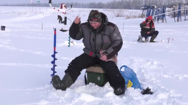 Fischerin Auf Dem Eis Wettbewerbe Angeln Mit Vorrichtung Aus Eis — Stockvideo