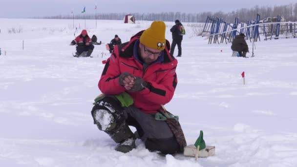 Pêcheur Sur Glace Compétitions Dans Pêche Avec Gabarit Glace — Video