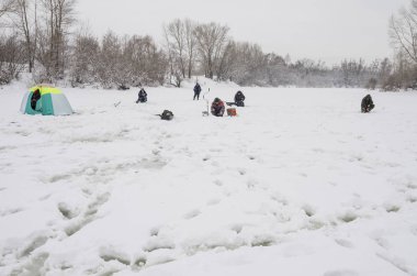 Jig 'le kış balıkçılığı. Buzdaki balıkçılar.