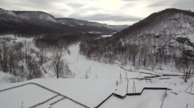 Güney Uralları. Kışın dağlarda Makarovo 'nun Bashkir köyü. Hava görünümü.