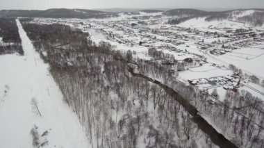 Güney Uralları. Kışın dağlarda Makarovo 'nun Bashkir köyü. Hava görünümü.