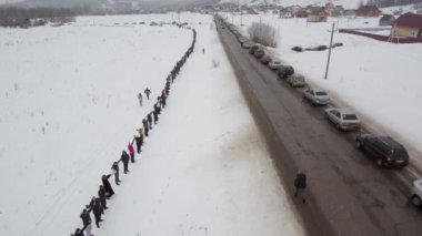 Rusya 'da protesto hareketi. Yalnız dağ Kushtau 'nun yaşayan savunma zinciri. Olimpiyatları zenginleştirmek için Shikhan Kushtau 'yu yıkımdan korumak için kamu eylemleri. Hava görünümü.
