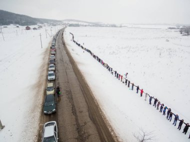 Rusya 'da protesto hareketi. Yalnız dağ Kushtau 'nun yaşayan savunma zinciri. Olimpiyatları zenginleştirmek için Shikhan Kushtau 'yu yıkımdan korumak için kamu eylemleri. Hava görünümü.