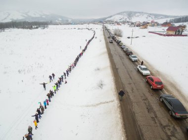 Rusya 'da protesto hareketi. Yalnız dağ Kushtau 'nun yaşayan savunma zinciri. Olimpiyatları zenginleştirmek için Shikhan Kushtau 'yu yıkımdan korumak için kamu eylemleri. Hava görünümü.
