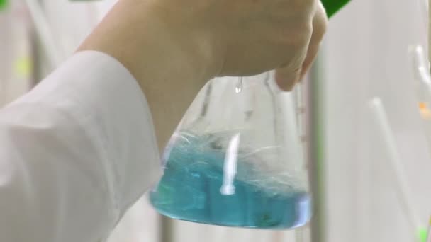 Бактеріологічна Лабораторія Біохімічний Аналіз Лабораторний Помічник Виконує Припливи Рідини — стокове відео