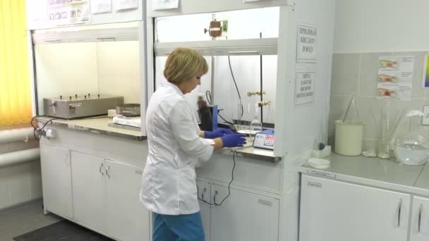 細菌学研究室 生化学分析だ 研究室の助手は分光光度分析を行う — ストック動画