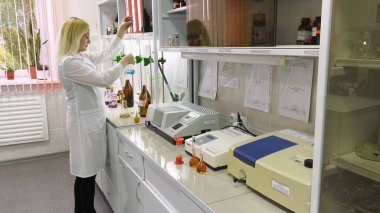 Bakteriyoloji laboratuvarı. Biyokimyasal analiz. Laboratuvar asistanı sıvıyı titre eder..