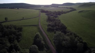 Yazın Güney Uralları. Bir dağ vadisinde yol.
