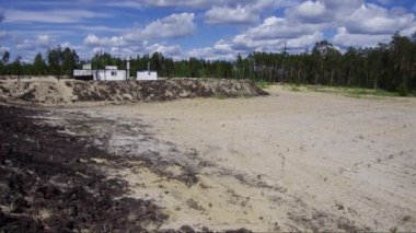 Bir petrol üretim sahasının ıslahı. Çam fideleri dikiyorum..