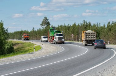 Peterbilt kamyonu yazın Surgut-Kogalym otoyolunda.
