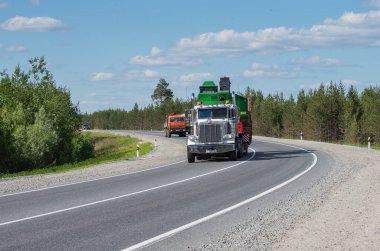 Peterbilt kamyonu yazın Surgut-Kogalym otoyolunda.