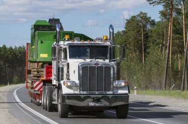 Peterbilt kamyonu yazın Surgut-Kogalym otoyolunda.