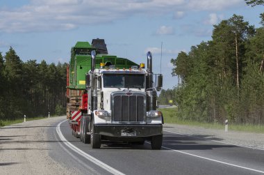 Peterbilt kamyonu yazın Surgut-Kogalym otoyolunda.