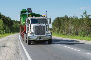 Peterbilt kamyonu yazın Surgut-Kogalym otoyolunda.