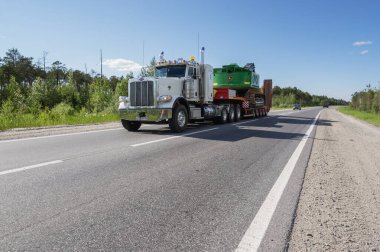 Peterbilt kamyonu yazın Surgut-Kogalym otoyolunda.