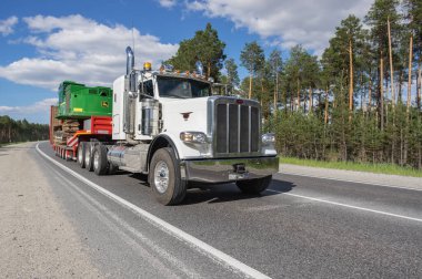 Peterbilt kamyonu yazın Surgut-Kogalym otoyolunda.