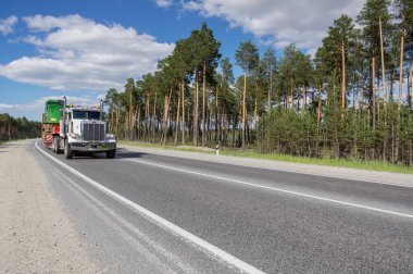 Peterbilt kamyonu yazın Surgut-Kogalym otoyolunda.