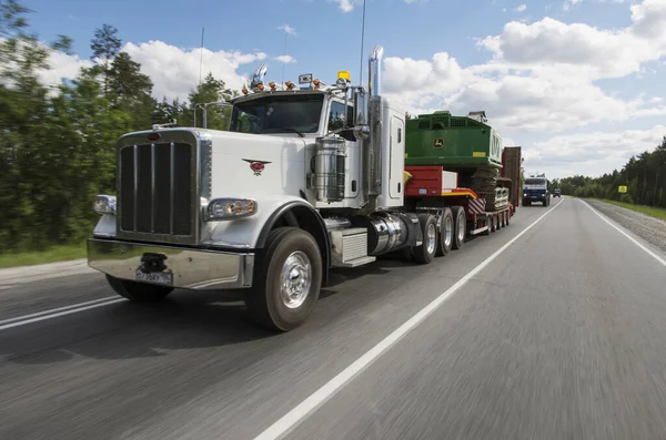 Peterbilt kamyonu yazın Surgut-Kogalym otoyolunda.