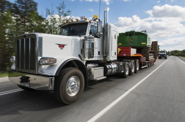 Peterbilt kamyonu yazın Surgut-Kogalym otoyolunda.