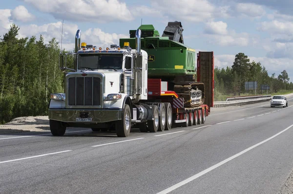 Peterbilt kamyonu yazın Surgut-Kogalym otoyolunda.