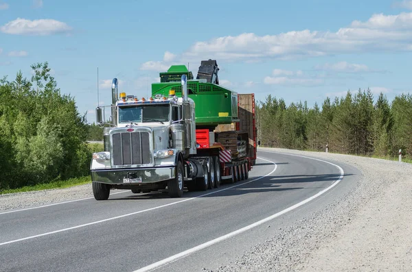 Peterbilt kamyonu yazın Surgut-Kogalym otoyolunda.