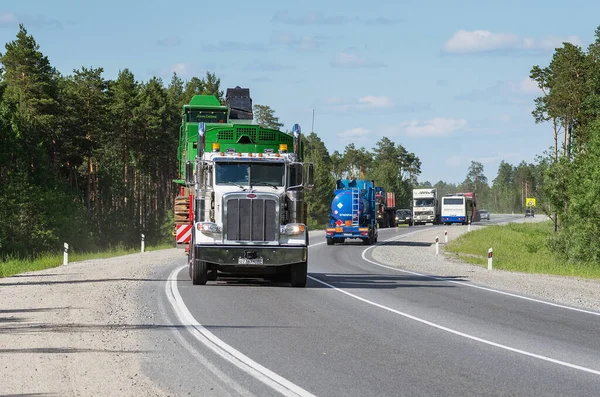 Peterbilt kamyonu yazın Surgut-Kogalym otoyolunda.