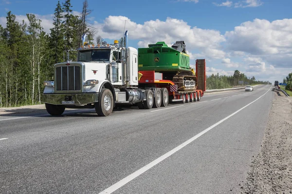 Peterbilt kamyonu yazın Surgut-Kogalym otoyolunda.