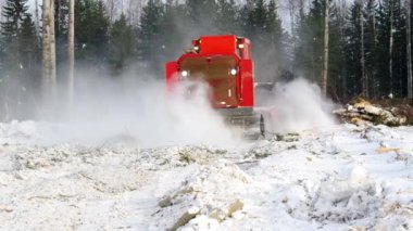 Bir petrol üretim sahasının ıslahı. Lamtrac mulcher LTR8400 iş başında. Çimleri biçiyorum..