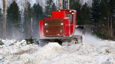 Bir petrol üretim sahasının ıslahı. Lamtrac mulcher LTR8400 iş başında. Çimleri biçiyorum..