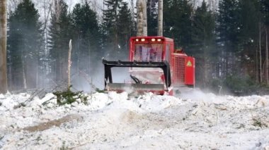 Bir petrol üretim sahasının ıslahı. Lamtrac mulcher LTR8400 iş başında. Çimleri biçiyorum..