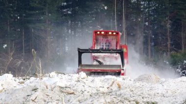 Bir petrol üretim sahasının ıslahı. Lamtrac mulcher LTR8400 iş başında. Çimleri biçiyorum..