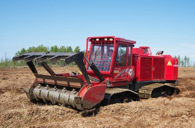Bir petrol üretim sahasının ıslahı. Lamtrac mulcher LTR8400 iş başında. Bataklığı gübrelemek.