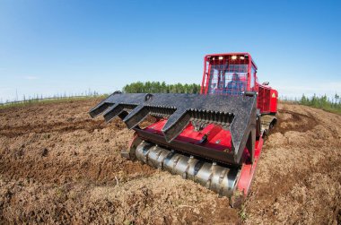Bir petrol üretim sahasının ıslahı. Lamtrac mulcher LTR8400 iş başında. Bataklığı gübrelemek.