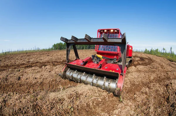 石油生産現場の再現 作業中のLamtrac Mulcher Ltr8400 沼を踏みにじる — ストック写真