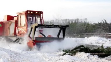 Bir petrol üretim sahasının ıslahı. Lamtrac mulcher LTR8400 iş başında. Çimleri biçiyorum..
