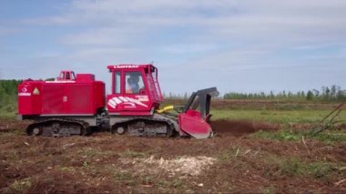 Bir petrol üretim sahasının ıslahı. Lamtrac mulcher LTR8400 iş başında. Bataklığı gübrelemek.
