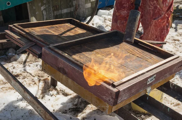 Arıcılar yeni sezon için kovan hazırlıyorlar. Kovanları temizliyorum..