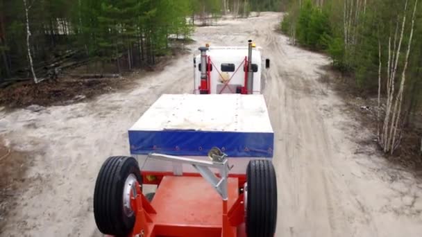 Camión Tractor Kenworth C500K Lleva Una Excavadora — Vídeos de Stock