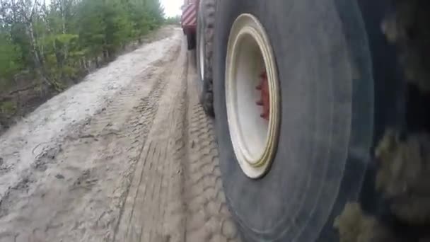 Camión Tractor Kenworth C500K Lleva Una Excavadora — Vídeos de Stock