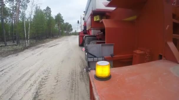 Camion Tracteur Kenworth C500K Transporte Une Pelle — Video