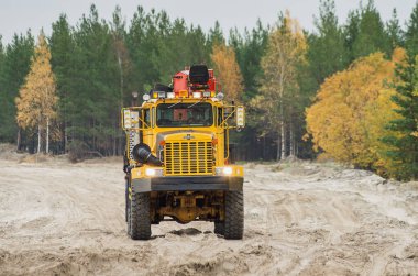 Oshkosh 200BAX kamyon yükleyici vinç.