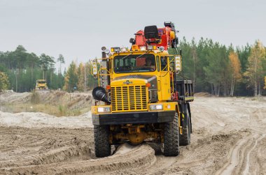 Oshkosh 200BAX kamyon yükleyici vinç.